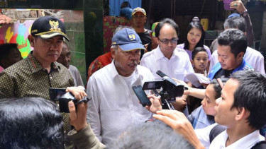 Menteri Pekerjaan Umum dan Perumahan Rakyat, Basuki Hadimuljono, saat mengunjungi Kampung Warna-warni di Malang pada Jumat, 23 September 2016.