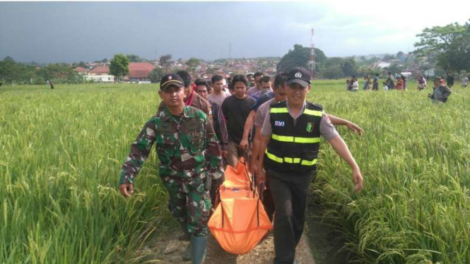 Anggota Yonif Raider 303/SSM bersama kepolisian terlibat proses evakuasi dan pencarian korban banjir bandang di Kabupaten Garut Jawa Barat, Jumat (23/9/2016)