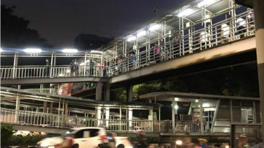 Warga padati JPO melihat ke KPU DKI