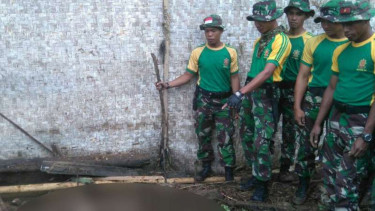 Prajurit Batalion Infanteri Raiders 303/Setia Sampai Mati menemukan jenazah ke-31 korban banjir bandang di Garut pada Sabtu pagi, 24 September 2016.