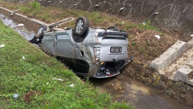 Kecelakaan di jalan tol menewaskan seorang Polwan.