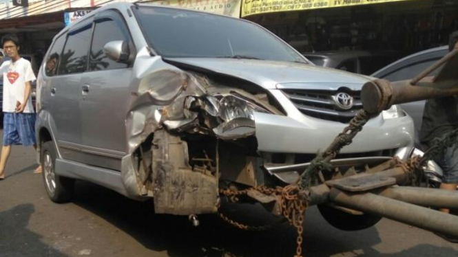 Mobil akibat tabrakan.