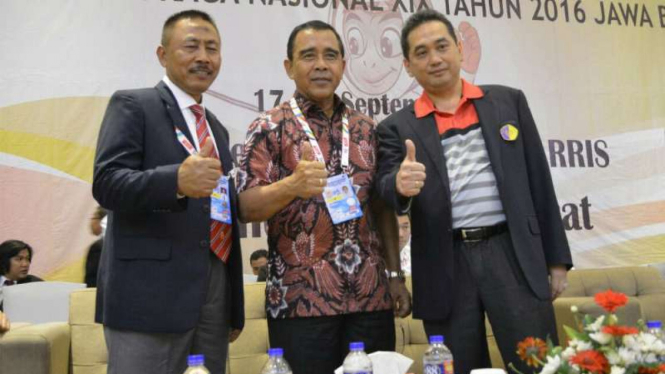 Ketua Umum KONI, Tono Suratman (tengah).