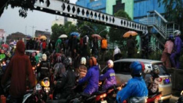 Jembatan penyeberangan orang di Pasar Minggu yang roboh dan menjadi tontonan warga.
