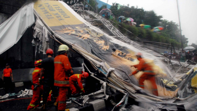 Jembatan Penyeberangan Orang (JPO) roboh di Pasar Minggu, Jakarta Selatan, Sabtu, 24 September 2016.