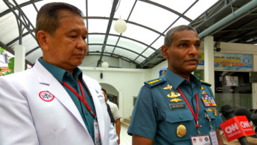 Kepala Rumah Sakit Angkatan Laut (RSAL) Minto Hardjo Kolonel Wiweka (kiri)