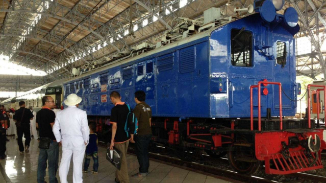Lokomotif Listrik Ponpon dan Djoko Kendil, di Stasiun Tanjung Priok, Meriahkan HUT ke 71 PT KAI