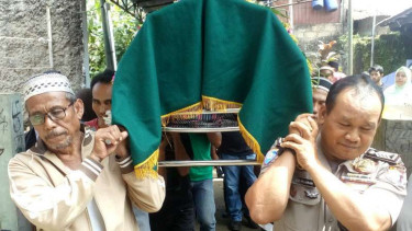 Pemakaman jenazah korban jembatan roboh di Pasar Minggu
