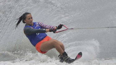 Atlet ski air DKI Jakarta Emilia Guliva Hampp melakukan manuver
