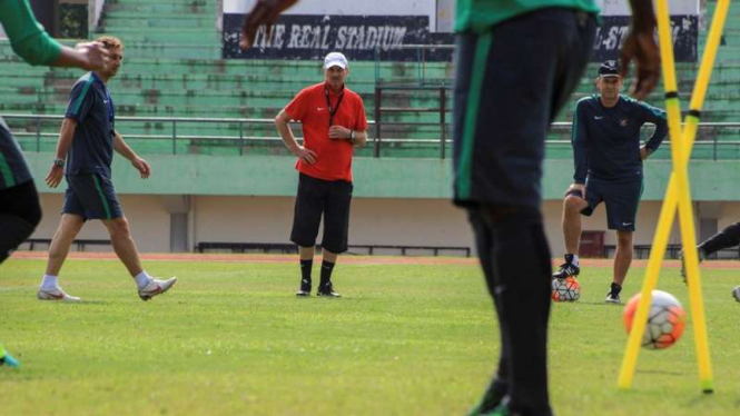 Pelatih Timnas Indonesia, Alfred Riedl memimpin latihan