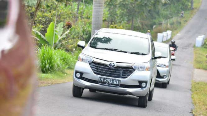 Toyota Avanza di pegunungan Jawa Tengah
