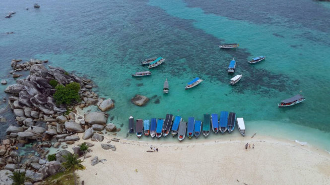 Menikmati Keindahan Pantai Lengkuas di Pulau Belitung