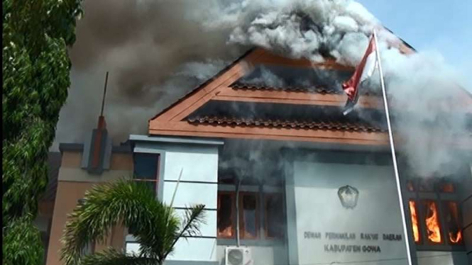 Gedung DPRD Gowa dibakar pengunjuk rasa, Senin 26 September 2016.