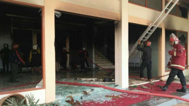 Petugas memadamkan api yang membakar gedung DPRD Gowa, Senin (26/9/2016)