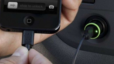 Charger HP di mobil.