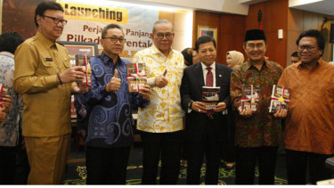Politisi Golkar, Rambe Kamarul Zaman (tengah) saat luncurkan Buku "Perjalanan Panjang Pilkada Serentak."