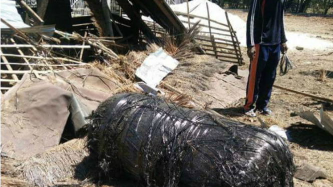 Bekas roket Falcon 9 yang jatuh di Sumenep, Madura