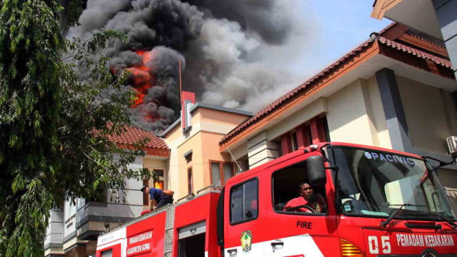 Kantor DPRD Gowa dibakar massa dalam aksi unjuk rasa pada Senin, 26 September 2016.