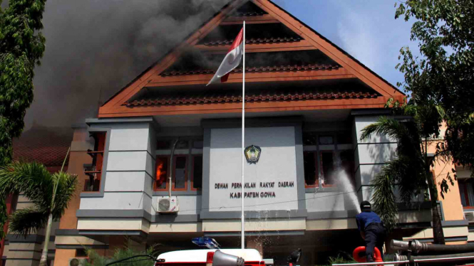 Kantor DPRD Gowa dibakar massa saat unjuk rasa, Senin (26/9/2017)