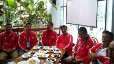Wakil Gubernur DKI Jakarta, Djarot Syaiful Hidayat (tengah).