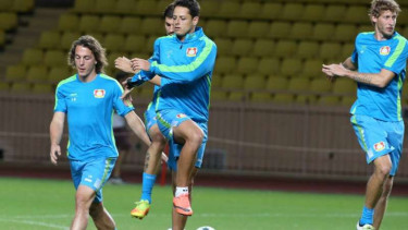Penyerang Bayer Leverkusen, Javier 'Chicharito' Hernandez (tengah)