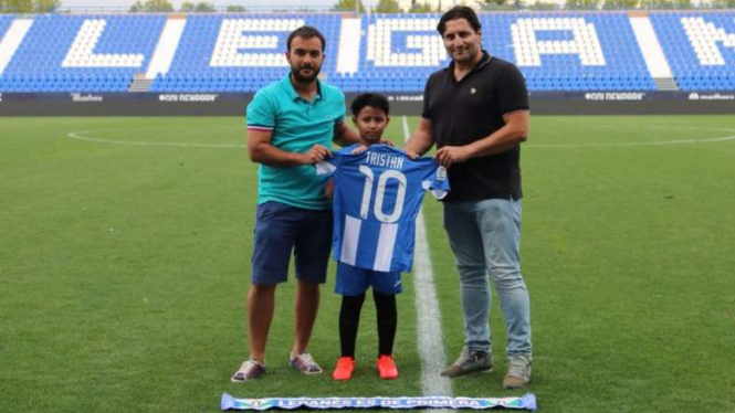 Pesepakbola muda Indonesia, Tristan Alif Naufal (tengah).