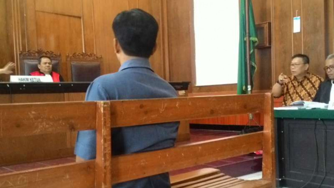 Terdakwa Yudi Wibowo Sukinto (batik cokelat) saat disidang di Pengadilan Negeri Surabaya pada Selasa, 27 September 2016.