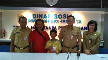 Dinas Sosial DKI bersama pengemudi bajaj dan anaknya