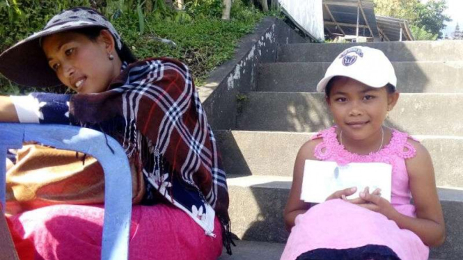 Rista (kanan), bocah yang kuasai 23 bahasa asing.