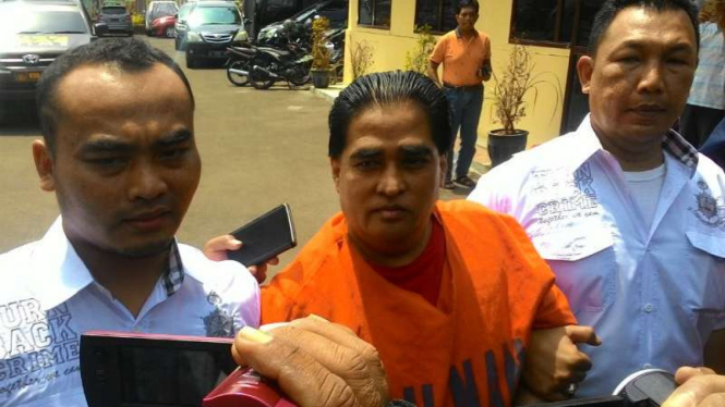 Taat Pribadi alias Dimas Kanjeng saat digiring petugas di gedung Ditreskrimum Polda Jatim, Surabaya, pada Rabu, 28 September 2016.