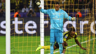 Kiper Real Madrid, Keylor Navas melakukan kesalahan dalam proses gol Dortmund