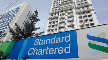 Gedung Standard Chartered di Jakarta.
