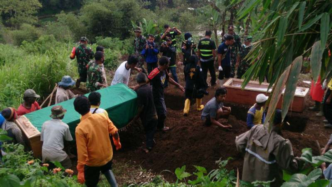 Pemakaman dua korban tewas akibat banjir bandang di Kabupaten Garut, Jawa Barat, pada Rabu, 28 September 2016.