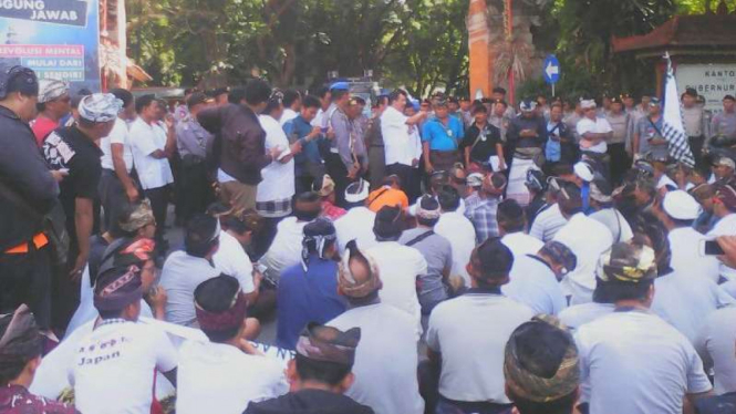 Demonstrasi sopir taksi terhadap taksi online di Bali.