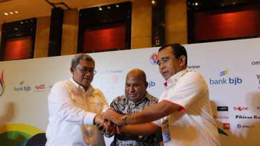 Ahmad Heryawan, Lucas Enembe, dan Tono Suratman dalam konferensi pers PON 2016.
