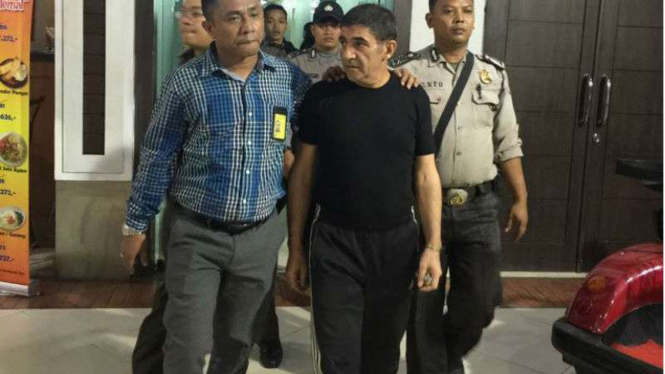 Naghi Karimi Azar (baju hitam) yang akan diekstradisi ke Australia