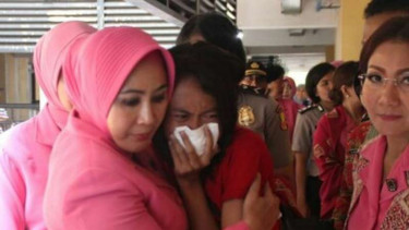 Tri Suswati Karnavian memeluk korban banjir bandang Garut.
