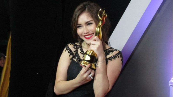 Penyanyi Ayu Ting Ting sabet AMI Awards