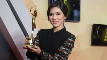 Isyana Sarasvati saat raih penghargaan AMI Awards 2016.