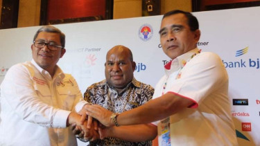 Gubernur Papua, Lukas Enembe (tengah)