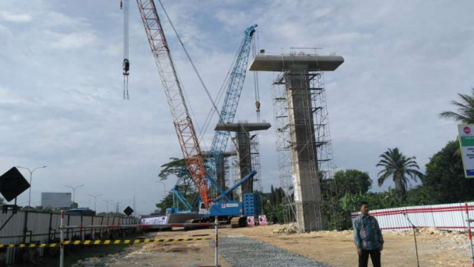 Pengerjaan proyek LRT di KM 13 Tol Jagorawi