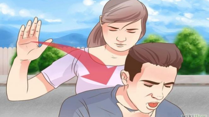 Ilustrasi menepuk punggung saat tersedak.