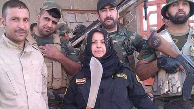 Wahida Mohamamed dan sesama milisi Irak.