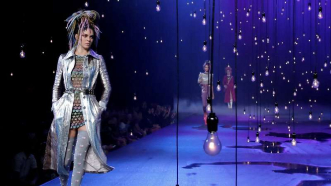 Kendall Jenner peragakan koleksi Marc Jacobs di New York Fashion Week