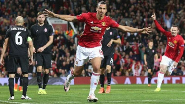Striker Manchester United, Zlatan Ibrahimovic (tengah) 