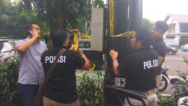Papan iklan bergambar video porno disterilkan polisi.