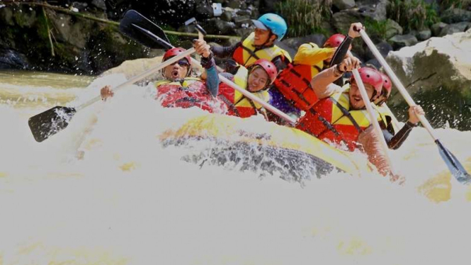 Ilustrasi arung jeram