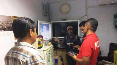 Polisi cek CCTV di kawasan Pelabuhan Sunda Kelapa, Jakarta.