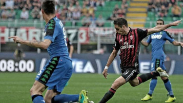 Gelandang AC Milan, Giacomo Bonaventura (kostum merah-hitam)
