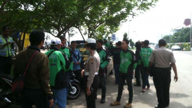 Pengemudi Gojek hendak unjuk rasa ke kantor Gojek di Kemang, Jakarta Selatan.